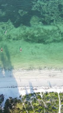 Tekne, okyanustaki tekneler Zanzibar, Tanzanya kıyısı, yavaş çekim, dikey video