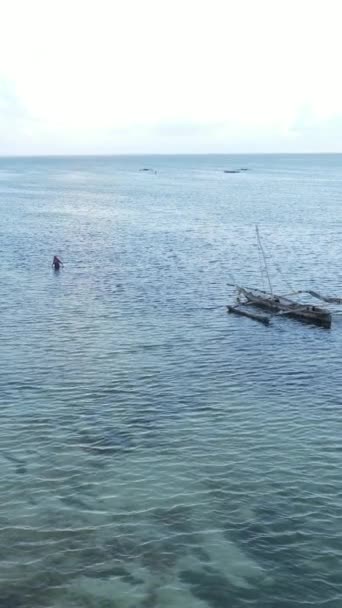 Båt, båtar i havet nära kusten i Zanzibar, Tanzania, slow motion, vertikal video — Stockvideo