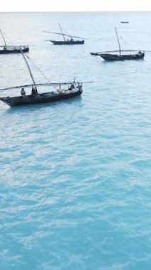 Tekne, okyanustaki tekneler Zanzibar, Tanzanya kıyısı, yavaş çekim, dikey video