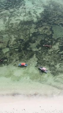 Tekne, okyanustaki tekneler Zanzibar, Tanzanya kıyısı, yavaş çekim, dikey video