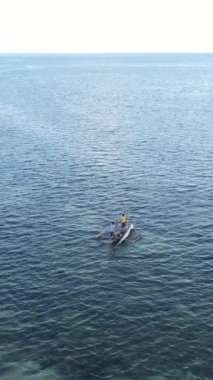 Tekne, okyanustaki tekneler Zanzibar, Tanzanya kıyısı, yavaş çekim, dikey video