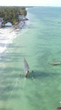 Tekne, okyanustaki tekneler Zanzibar, Tanzanya kıyısı, yavaş çekim, dikey video