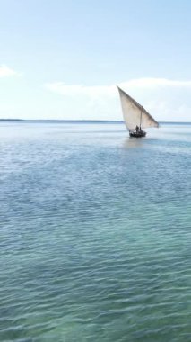 Tekne, okyanustaki tekneler Zanzibar, Tanzanya kıyısı, yavaş çekim, dikey video