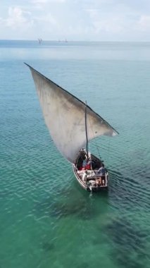 Tekne, okyanustaki tekneler Zanzibar, Tanzanya kıyısı, yavaş çekim, dikey video