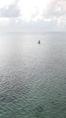 Tekne, okyanustaki tekneler Zanzibar, Tanzanya kıyısı, yavaş çekim, dikey video