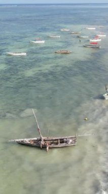 Tekne, okyanustaki tekneler Zanzibar, Tanzanya kıyısı, yavaş çekim, dikey video