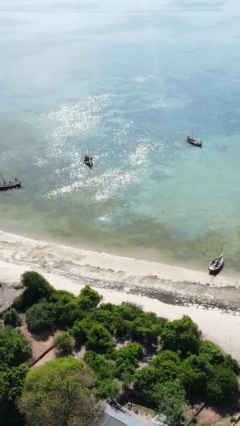 Barcos, barcos no oceano perto da costa de Zanzibar, Tanzânia, câmera lenta, vídeo vertical — Vídeo de Stock