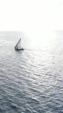 Tekne, okyanustaki tekneler Zanzibar, Tanzanya kıyısı, yavaş çekim, dikey video