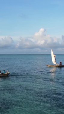 Tekne, okyanustaki tekneler Zanzibar, Tanzanya kıyısı, yavaş çekim, dikey video