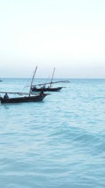 Tekne, okyanustaki tekneler Zanzibar, Tanzanya kıyısı, yavaş çekim, dikey video