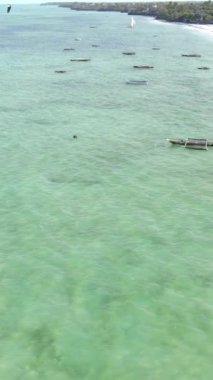 Tekne, okyanustaki tekneler Zanzibar, Tanzanya kıyısı, yavaş çekim, dikey video
