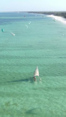 Tekne, okyanustaki tekneler Zanzibar, Tanzanya kıyısı, yavaş çekim, dikey video