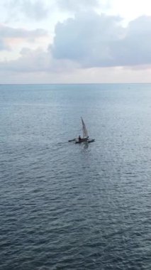 Tekne, okyanustaki tekneler Zanzibar, Tanzanya kıyısı, yavaş çekim, dikey video