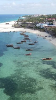 Tekne, okyanustaki tekneler Zanzibar, Tanzanya kıyısı, yavaş çekim, dikey video