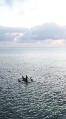 Tekne, okyanustaki tekneler Zanzibar, Tanzanya kıyısı, yavaş çekim, dikey video