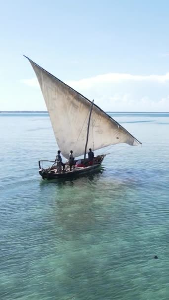 Лодка, лодки в океане недалеко от побережья Занзибара, Танзания, замедленное движение, вертикальное видео — стоковое видео