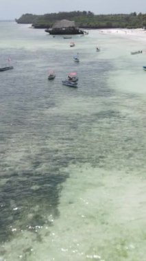 Tekne, okyanustaki tekneler Zanzibar, Tanzanya kıyısı, yavaş çekim, dikey video