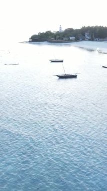 Tekne, okyanustaki tekneler Zanzibar, Tanzanya kıyısı, yavaş çekim, dikey video