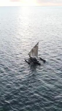 Tekne, okyanustaki tekneler Zanzibar, Tanzanya kıyısı, yavaş çekim, dikey video