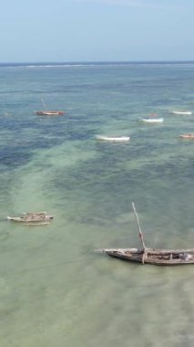 Tekne, okyanustaki tekneler Zanzibar, Tanzanya kıyısı, yavaş çekim, dikey video