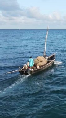 Tekne, okyanustaki tekneler Zanzibar, Tanzanya kıyısı, yavaş çekim, dikey video