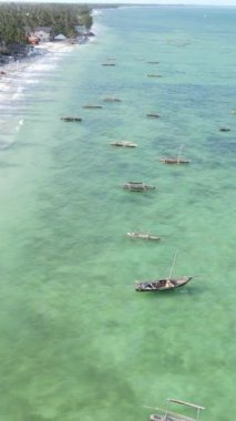 Tekne, okyanustaki tekneler Zanzibar, Tanzanya kıyısı, yavaş çekim, dikey video