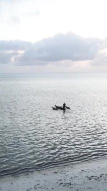 Tekne, okyanustaki tekneler Zanzibar, Tanzanya kıyısı, yavaş çekim, dikey video