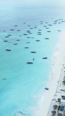 Tekne, okyanustaki tekneler Zanzibar, Tanzanya kıyısı, yavaş çekim, dikey video