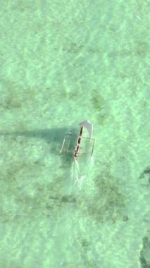 Tekne, okyanustaki tekneler Zanzibar, Tanzanya kıyısı, yavaş çekim, dikey video