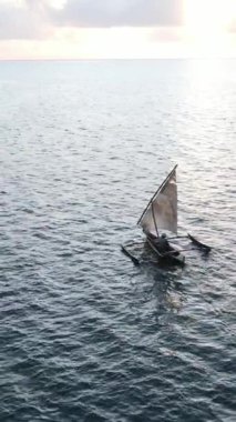 Tekne, okyanustaki tekneler Zanzibar, Tanzanya kıyısı, yavaş çekim, dikey video