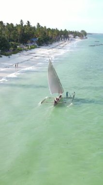 Tekne, okyanustaki tekneler Zanzibar, Tanzanya kıyısı, yavaş çekim, dikey video
