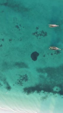 Tekne, okyanustaki tekneler Zanzibar, Tanzanya kıyısı, yavaş çekim, dikey video