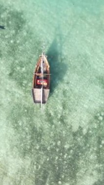 Tekne, okyanustaki tekneler Zanzibar, Tanzanya kıyısı, yavaş çekim, dikey video
