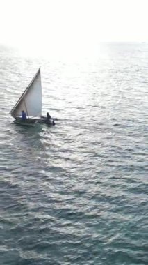 Tekne, okyanustaki tekneler Zanzibar, Tanzanya kıyısı, yavaş çekim, dikey video