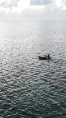 Tekne, okyanustaki tekneler Zanzibar, Tanzanya kıyısı, yavaş çekim, dikey video