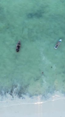 Tekne, okyanustaki tekneler Zanzibar, Tanzanya kıyısı, yavaş çekim, dikey video