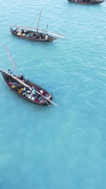 Tekne, okyanustaki tekneler Zanzibar, Tanzanya kıyısı, yavaş çekim, dikey video
