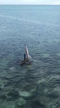 Tekne, okyanustaki tekneler Zanzibar, Tanzanya kıyısı, yavaş çekim, dikey video