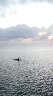 Tekne, okyanustaki tekneler Zanzibar, Tanzanya kıyısı, yavaş çekim, dikey video