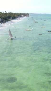Tekne, okyanustaki tekneler Zanzibar, Tanzanya kıyısı, yavaş çekim, dikey video