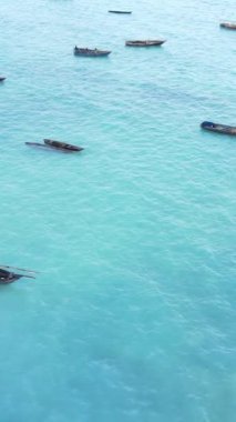 Tekne, okyanustaki tekneler Zanzibar, Tanzanya kıyısı, yavaş çekim, dikey video