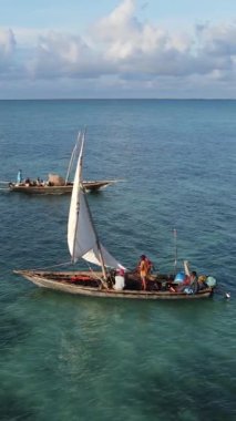 Tekne, okyanustaki tekneler Zanzibar, Tanzanya kıyısı, yavaş çekim, dikey video