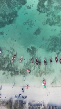 Tekne, okyanustaki tekneler Zanzibar, Tanzanya kıyısı, yavaş çekim, dikey video