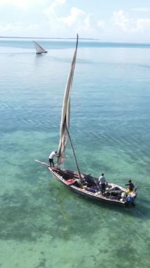 Tekne, okyanustaki tekneler Zanzibar, Tanzanya kıyısı, yavaş çekim, dikey video