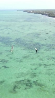 Tekne, okyanustaki tekneler Zanzibar, Tanzanya kıyısı, yavaş çekim, dikey video