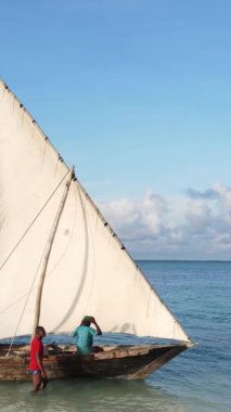 Tekne, okyanustaki tekneler Zanzibar, Tanzanya kıyısı, yavaş çekim, dikey video