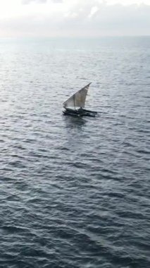 Tekne, okyanustaki tekneler Zanzibar, Tanzanya kıyısı, yavaş çekim, dikey video