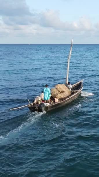 Csónak, hajók az óceán partjainál Zanzibár, Tanzánia, lassított felvétel, függőleges videó — Stock videók