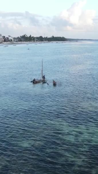 Σκάφος, βάρκες στον ωκεανό κοντά στην ακτή της Ζανζιβάρης, Τανζανία, αργή κίνηση, κάθετη βίντεο — Αρχείο Βίντεο