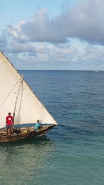 Loď, čluny v oceánu u pobřeží Zanzibaru, Tanzanie, zpomalení, vertikální video — Stock video